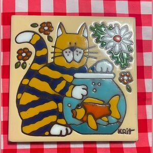 1999 Krit Earthtones Vintage trivet ceramic 6X6 cat fish “just looking”